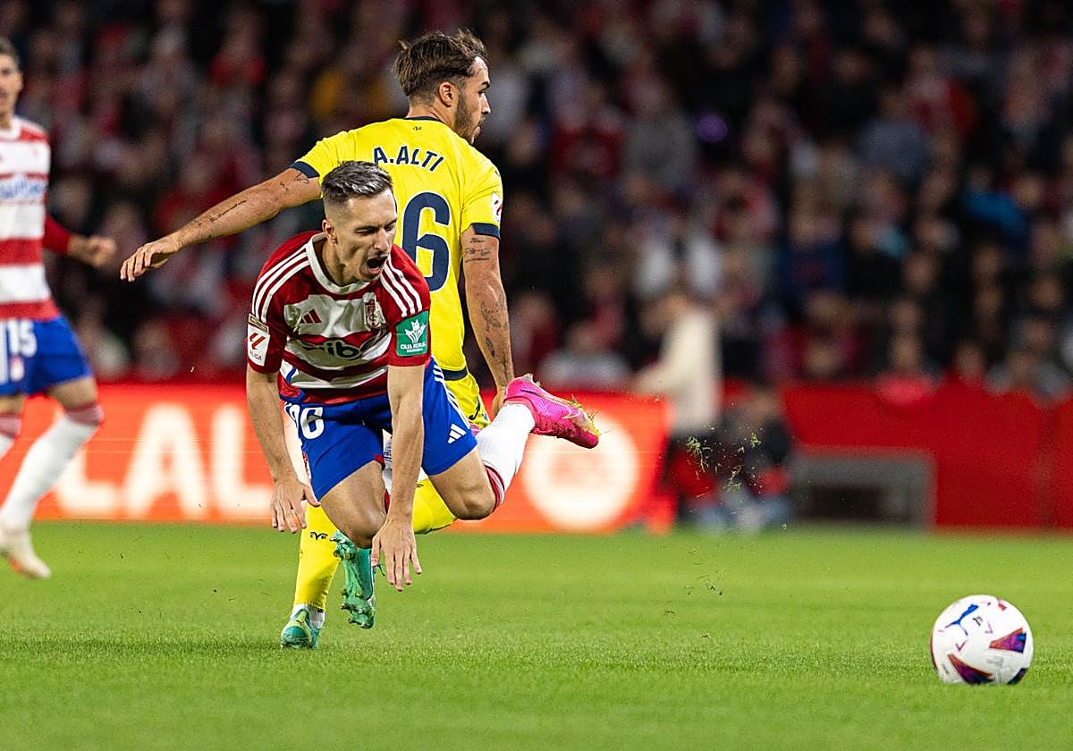 Bryan cae al suelo tras un choque con Alti.