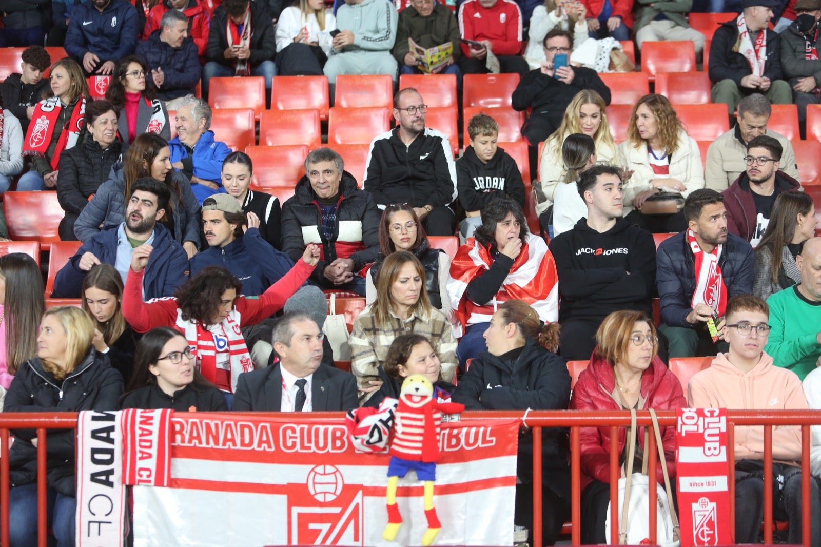 Encuéntrate en la grada de Los Cármenes en el Granada-Villarreal