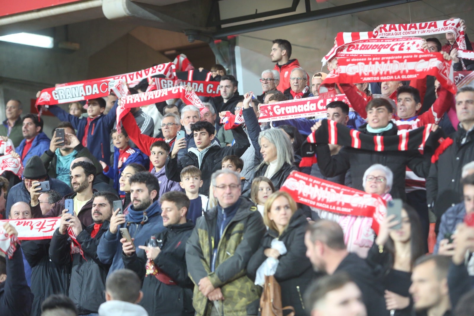 Encuéntrate en la grada de Los Cármenes en el Granada-Villarreal