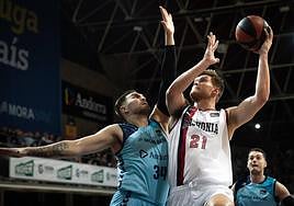 Maric (i), del Morabanc Andorra, ante Maik Kotsar, del Baskonia