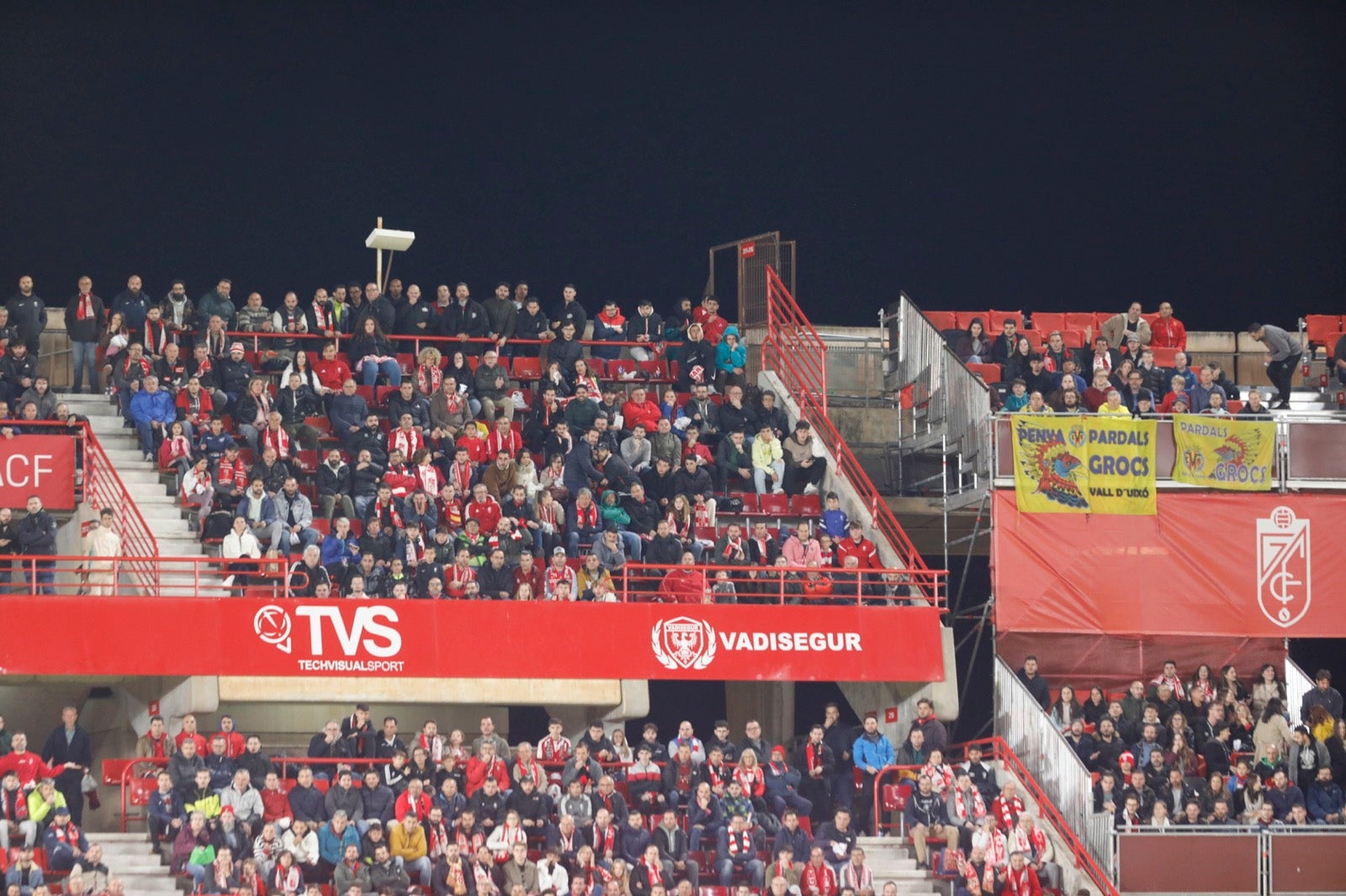 Encuéntrate en la grada de Los Cármenes en el Granada-Villarreal