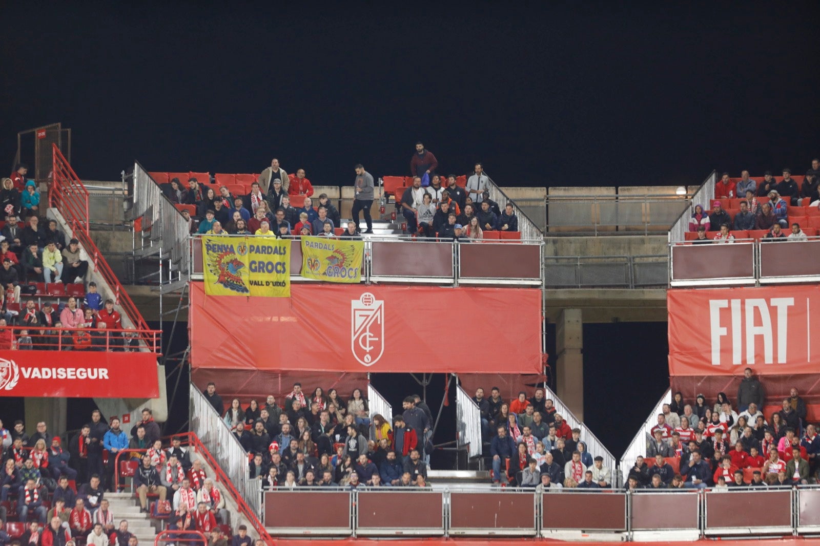 Encuéntrate en la grada de Los Cármenes en el Granada-Villarreal