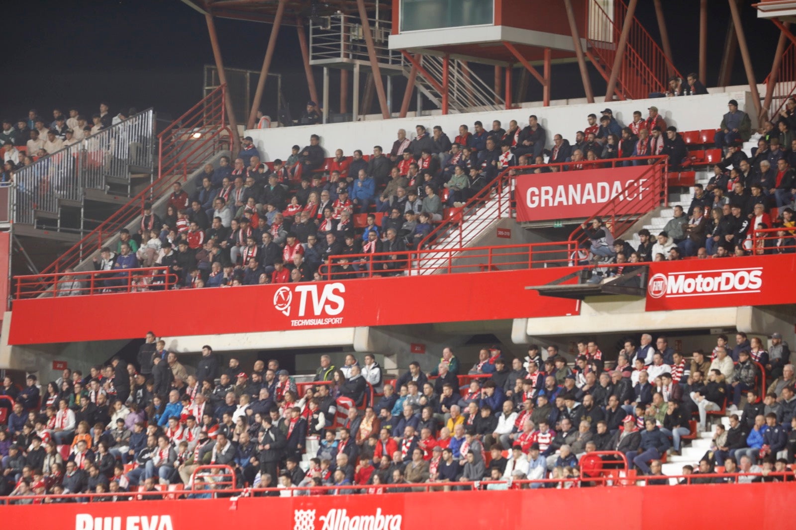 Encuéntrate en la grada de Los Cármenes en el Granada-Villarreal