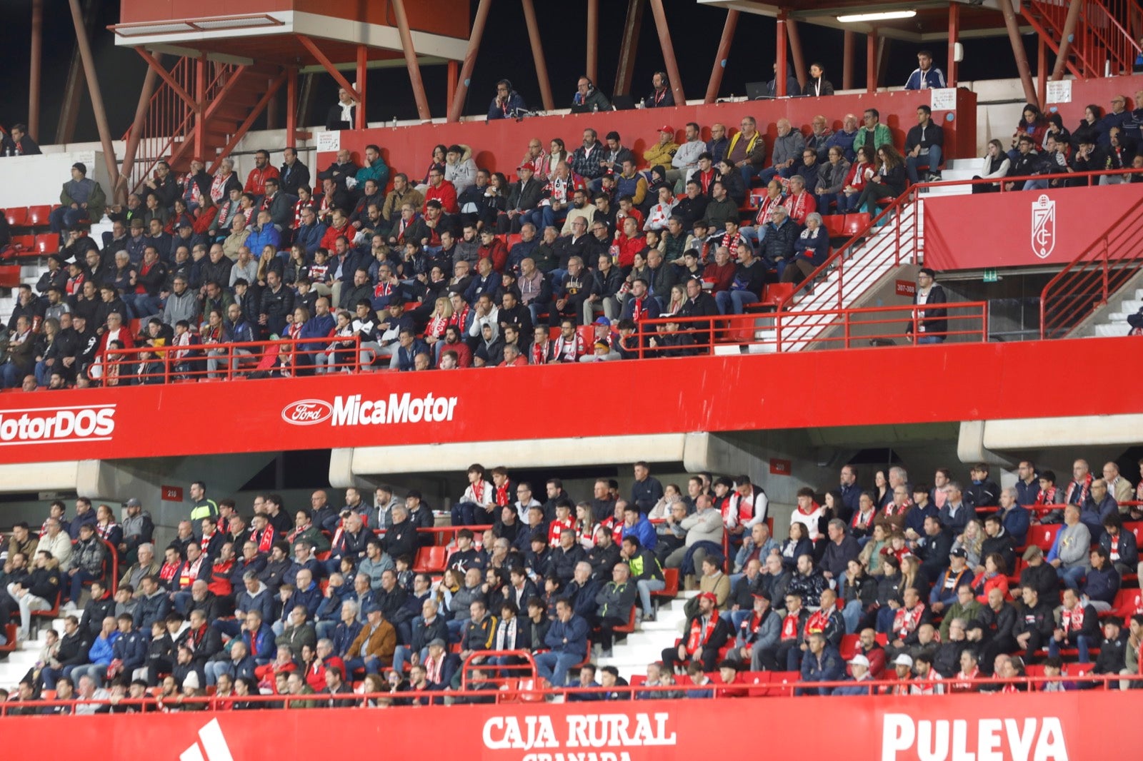 Encuéntrate en la grada de Los Cármenes en el Granada-Villarreal