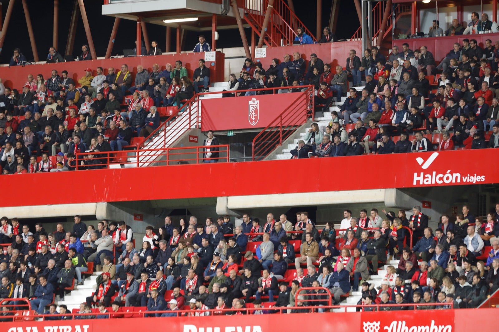 Encuéntrate en la grada de Los Cármenes en el Granada-Villarreal