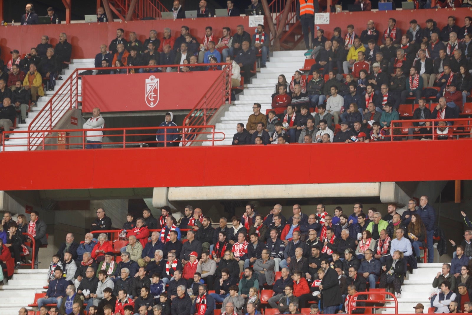 Encuéntrate en la grada de Los Cármenes en el Granada-Villarreal