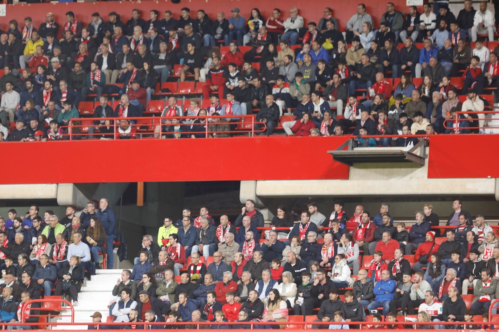 Encuéntrate en la grada de Los Cármenes en el Granada-Villarreal