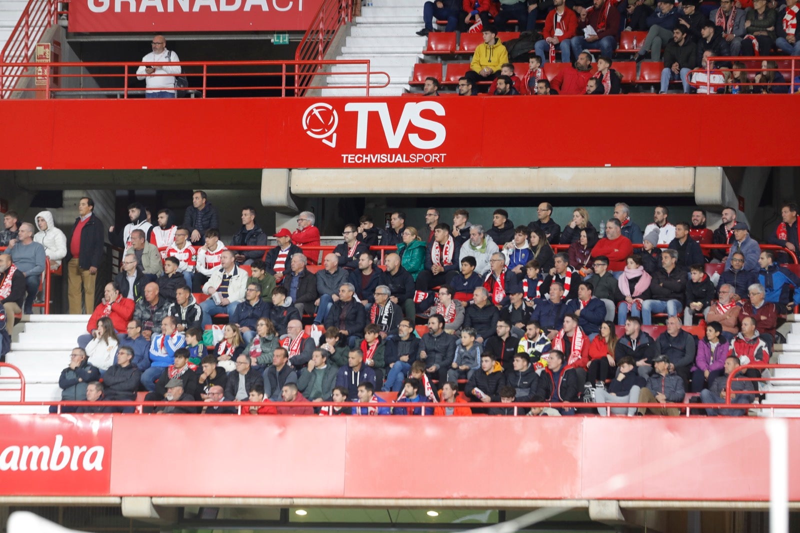 Encuéntrate en la grada de Los Cármenes en el Granada-Villarreal