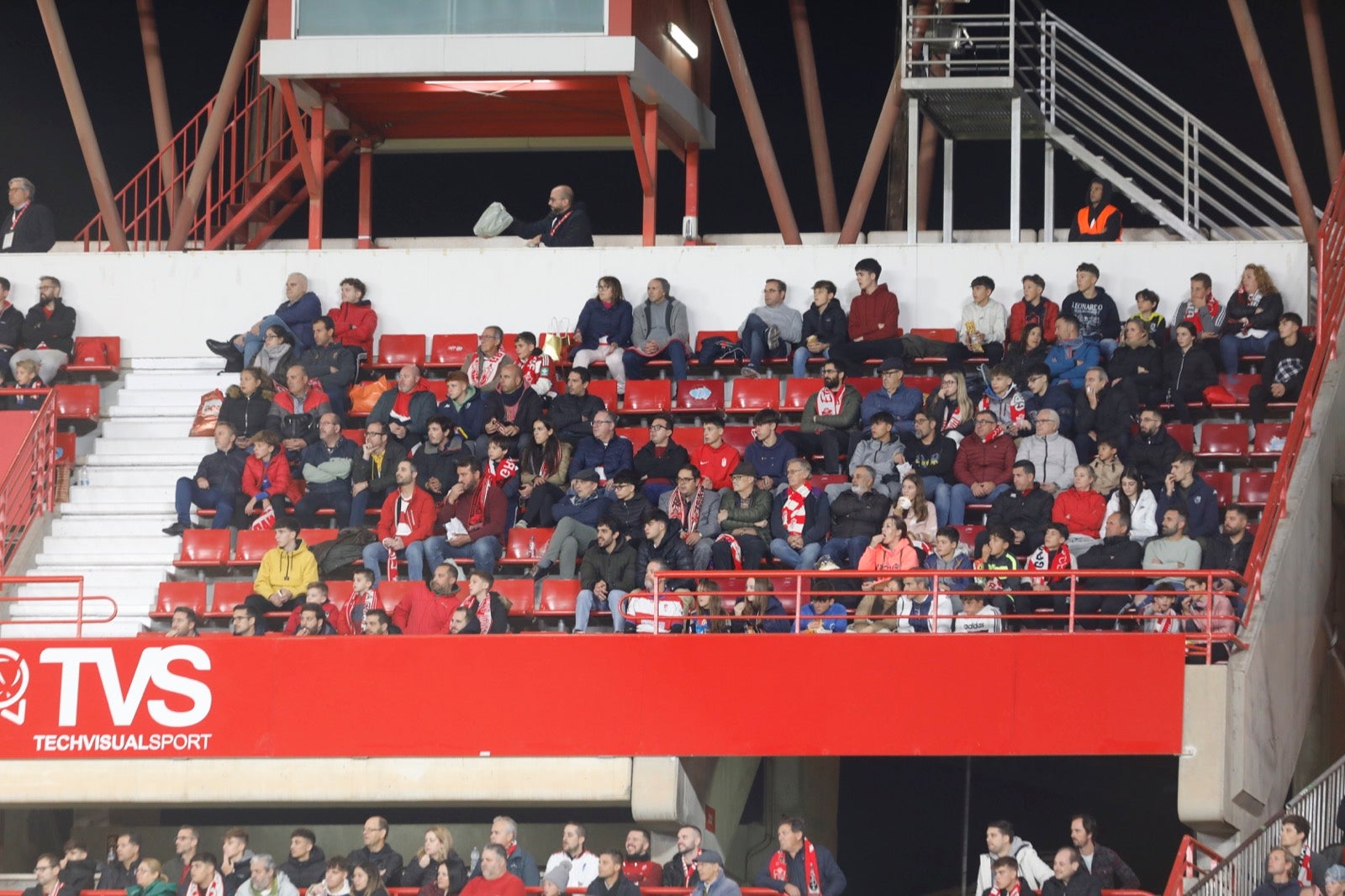 Encuéntrate en la grada de Los Cármenes en el Granada-Villarreal