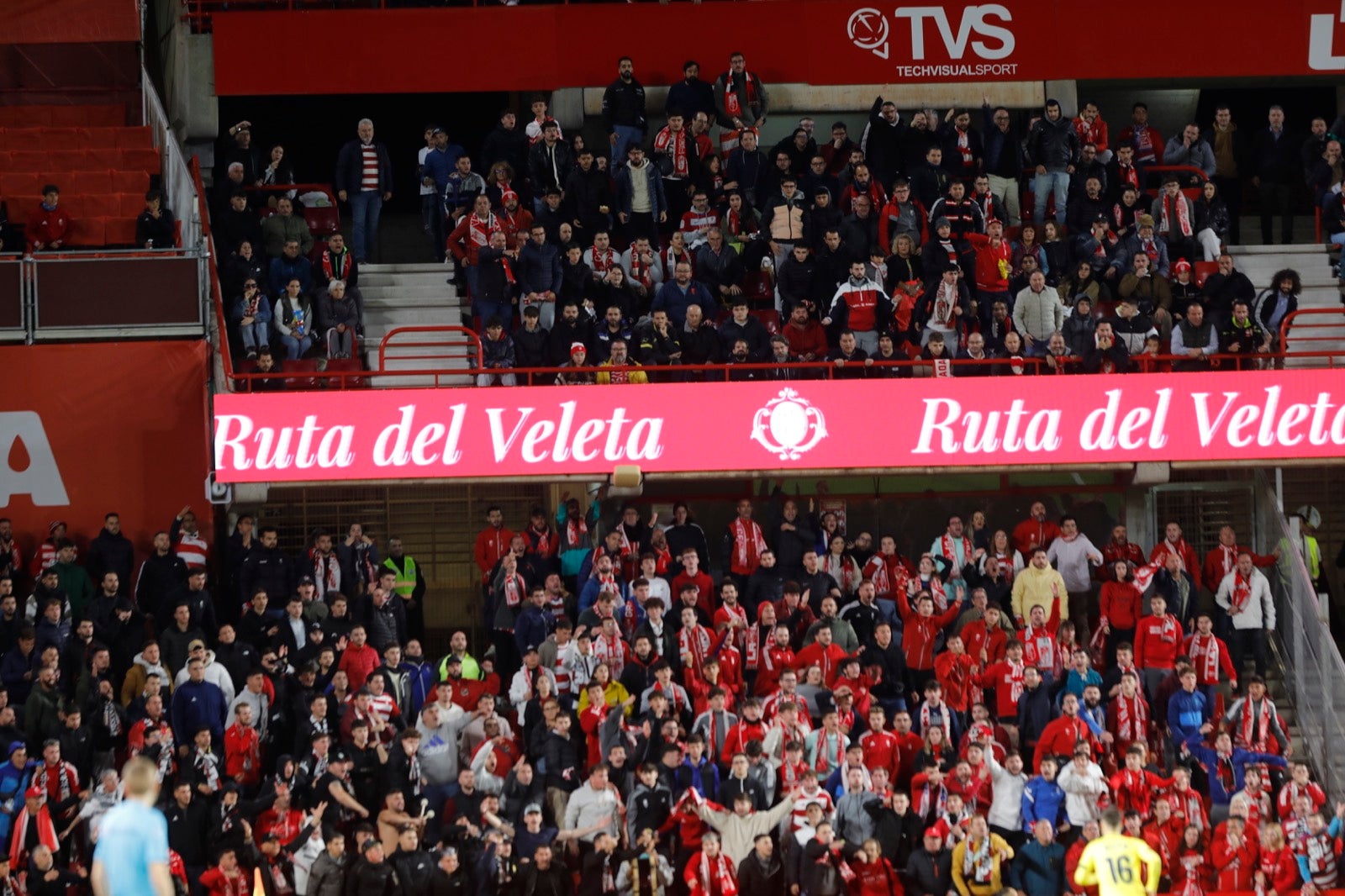 Encuéntrate en la grada de Los Cármenes en el Granada-Villarreal