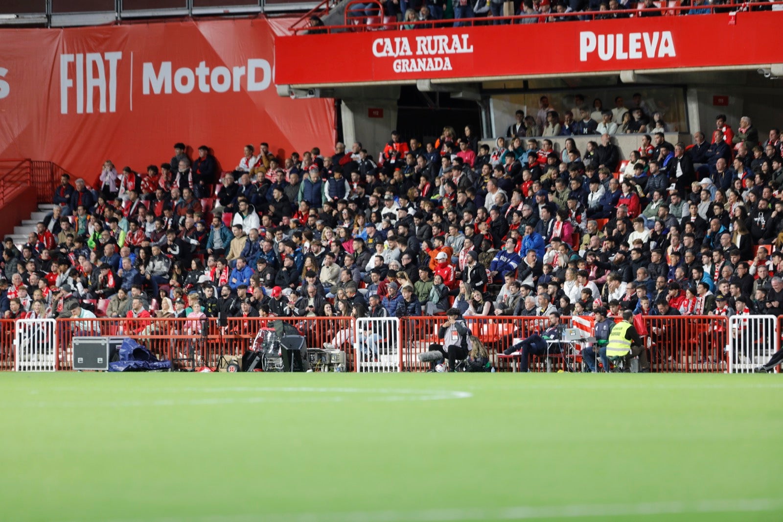 Encuéntrate en la grada de Los Cármenes en el Granada-Villarreal