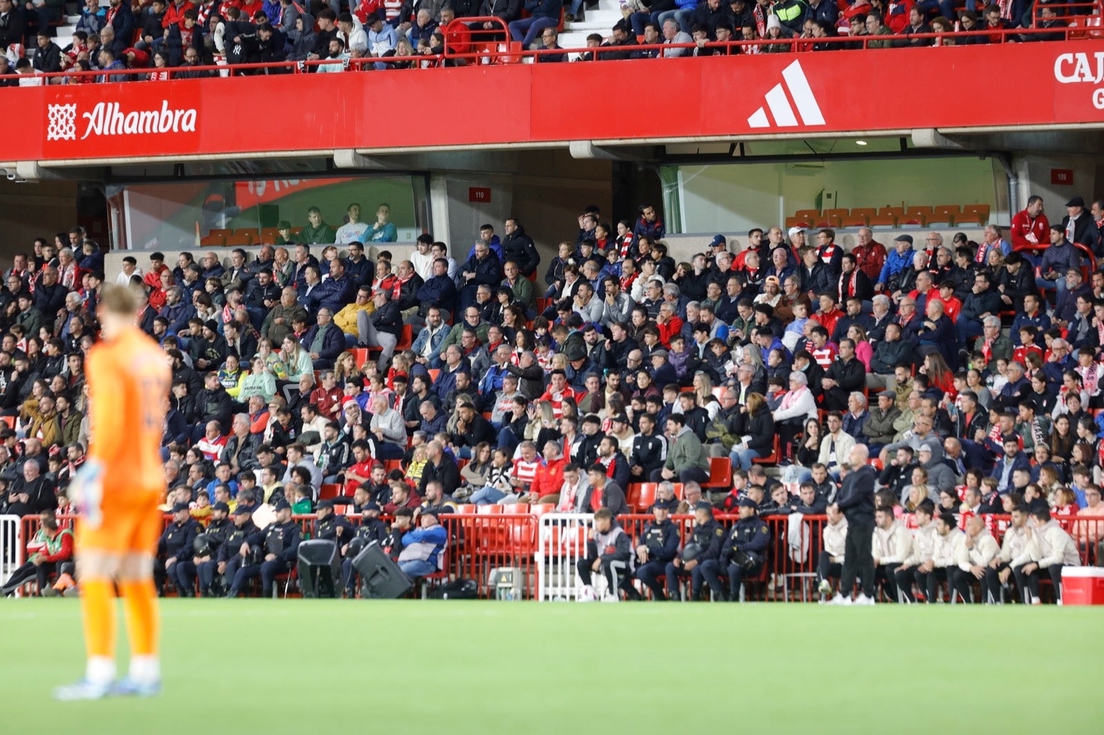 Encuéntrate en la grada de Los Cármenes en el Granada-Villarreal