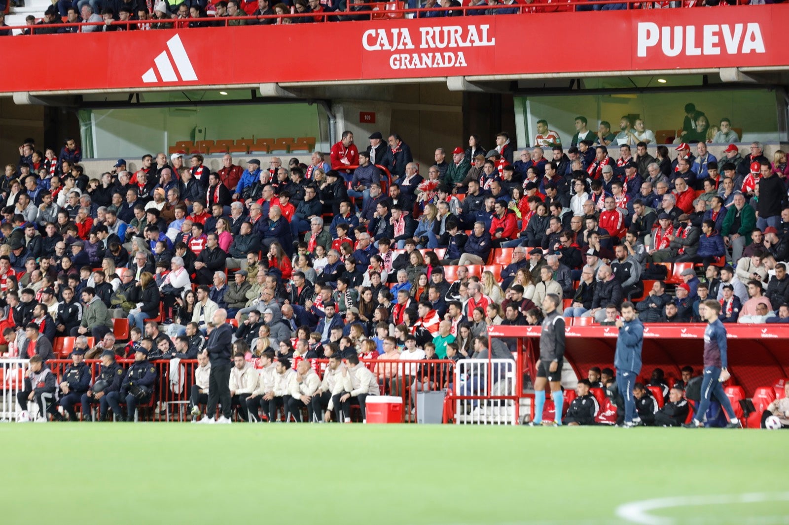 Encuéntrate en la grada de Los Cármenes en el Granada-Villarreal