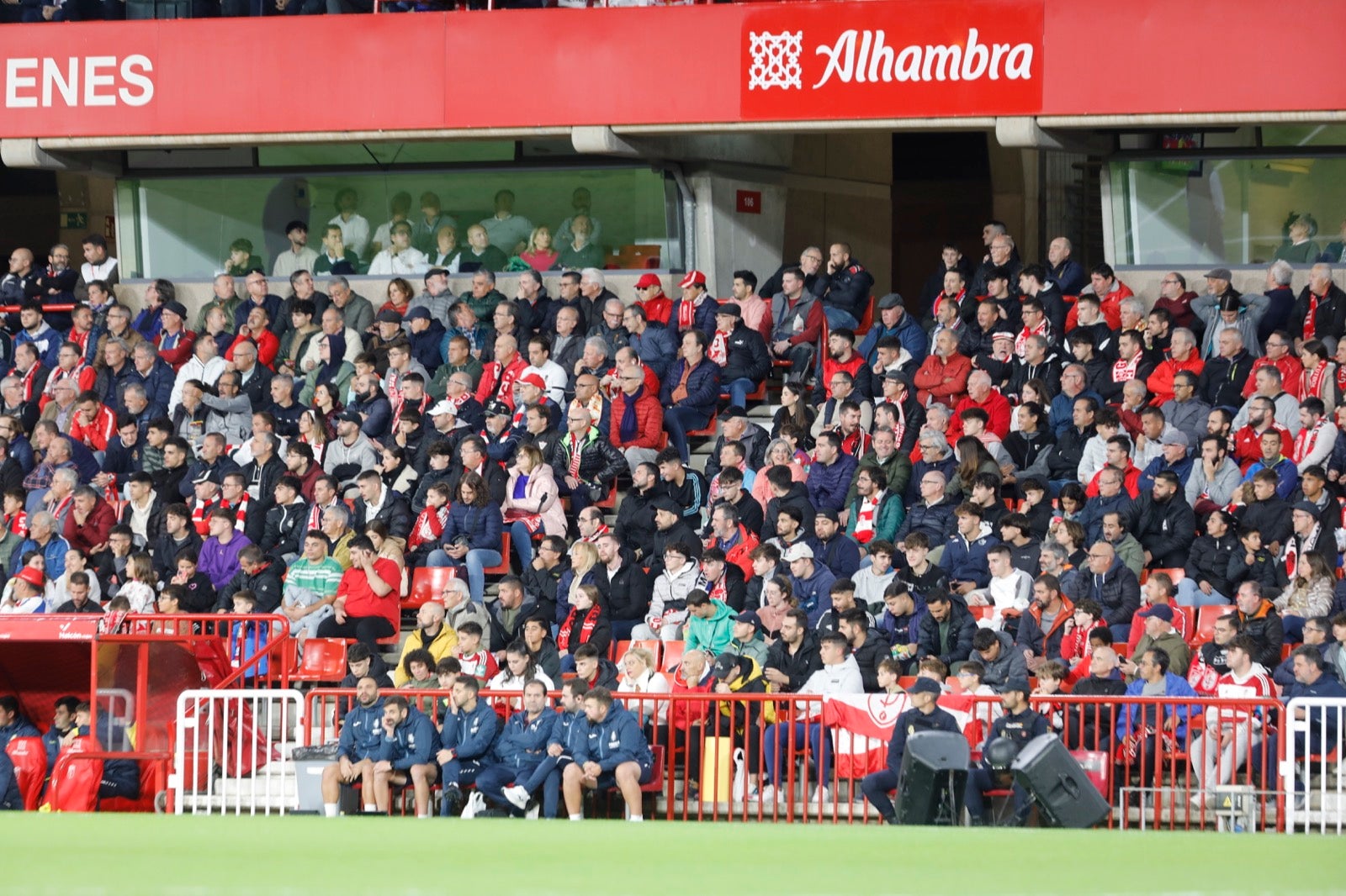 Encuéntrate en la grada de Los Cármenes en el Granada-Villarreal