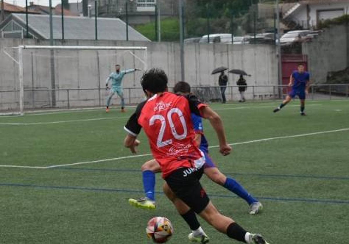 Un futbolista del Arosa desborda por banda izquierda.