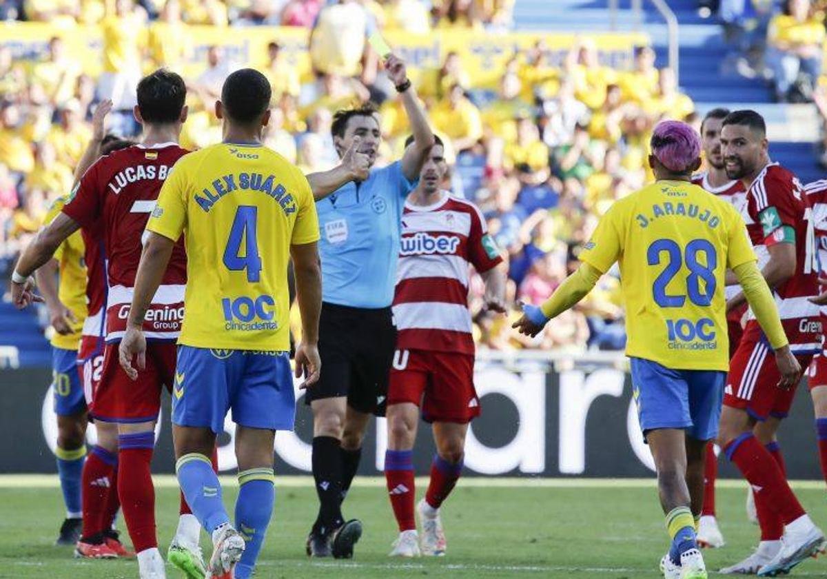 De Burgos Bengoetxea amonesta al local Araujo durante el partido que acabó en derrota contra Las Palmas.