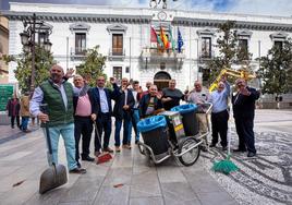 Los jubilados de Inagra, en la Plaza del Carmen recordando los viejos tiempos.