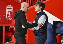 Pacheta abraza a Paco López antes del partido.