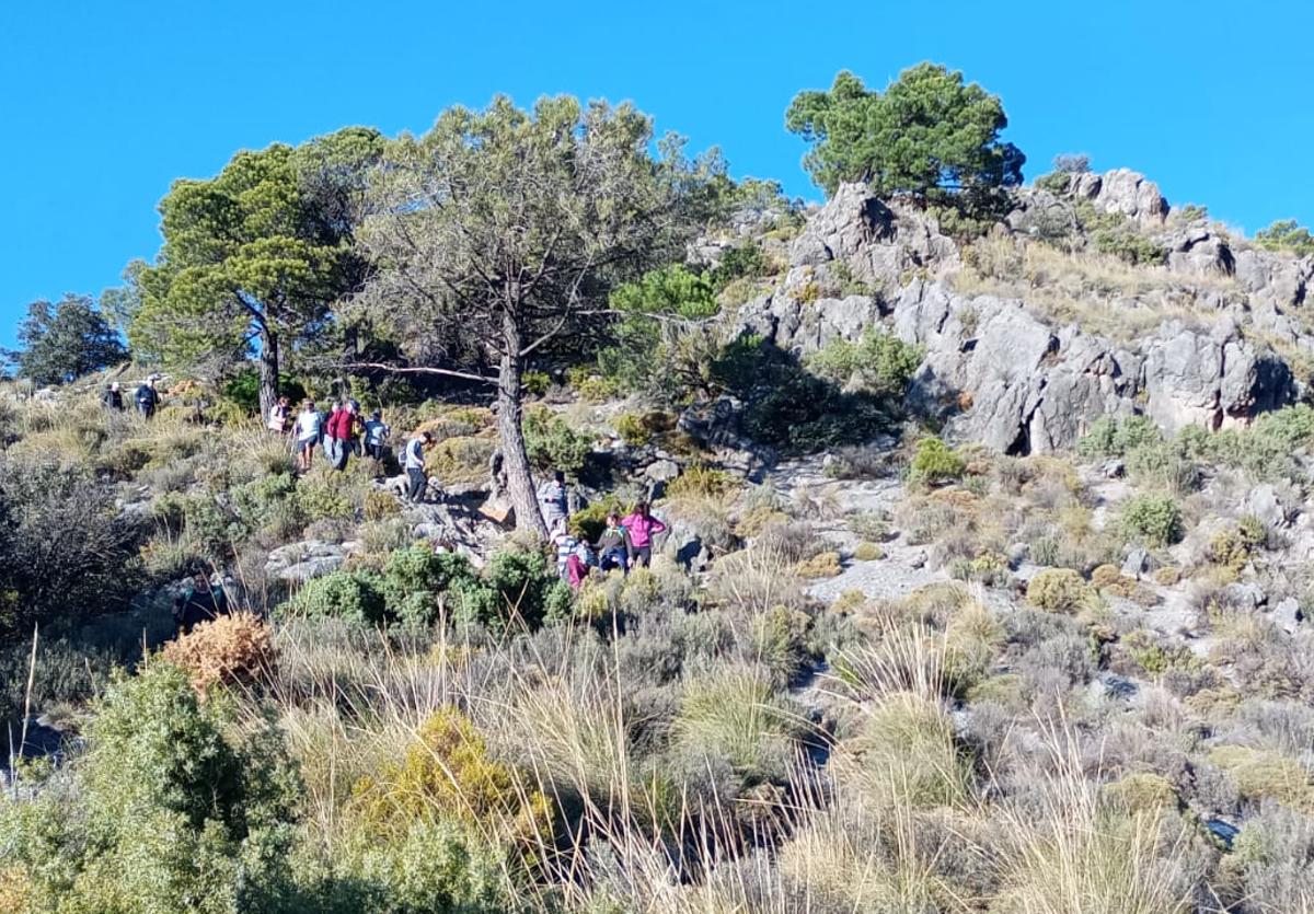 Rescate de personas en cerro Huenes por parte de la Guardia Civil.