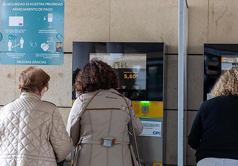 Usuarios del parking del Clínico en la zona de pago