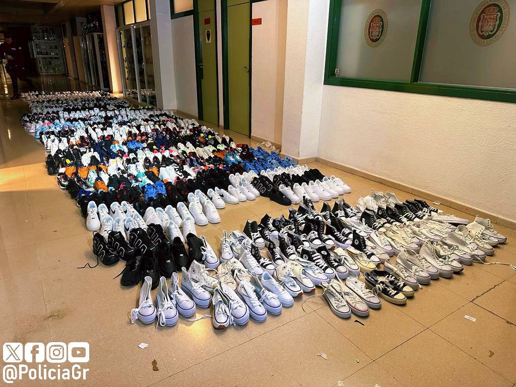 Cientos de zapatillas, la mercancía incautada por los agentes.