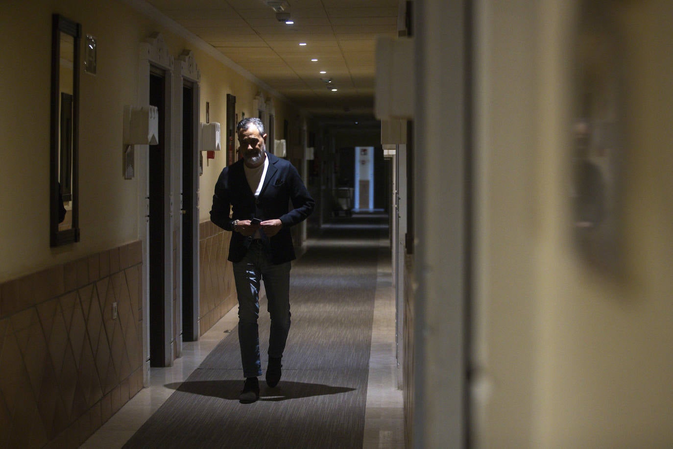 Rafael Albuixech, director de Ibersol Almuñécar, en los pasillos del establecimiento.