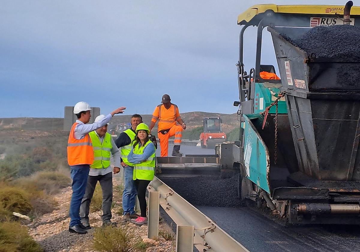 El subdelegado visita las obras de mejora del firme de la A-7 que abren ...