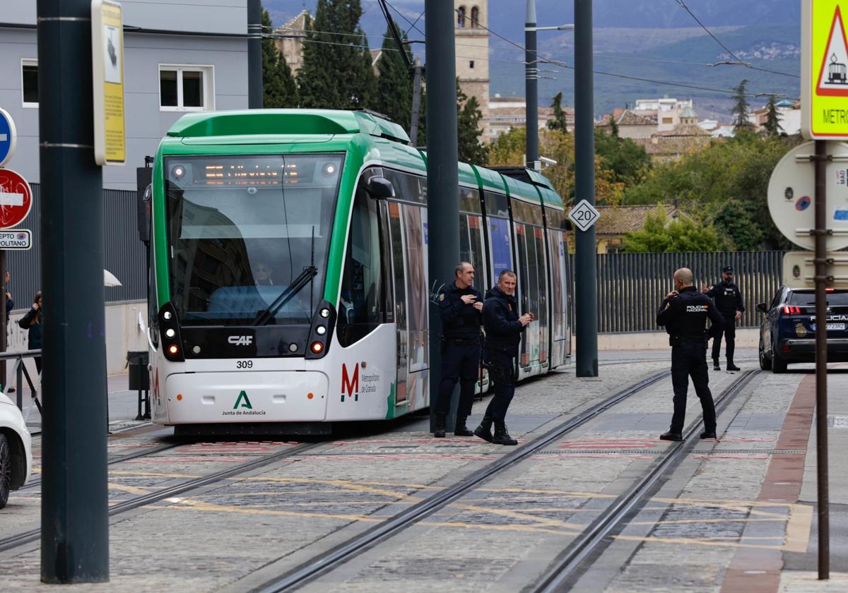 La Policía Nacional corta la circulación del metro para dar con el acusado.