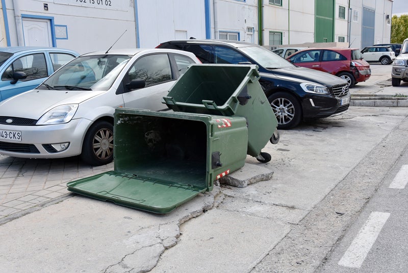 Contenedores caídos por la acción del viento en Baza.