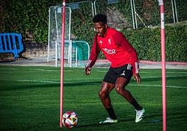 Wilson Manafá, durante el calentamiento previo a la última sesión del equipo en la Ciudad Deportiva.
