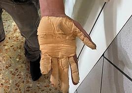 Uno de los detenidos llevaba las manos cubiertas con esparadrapo.