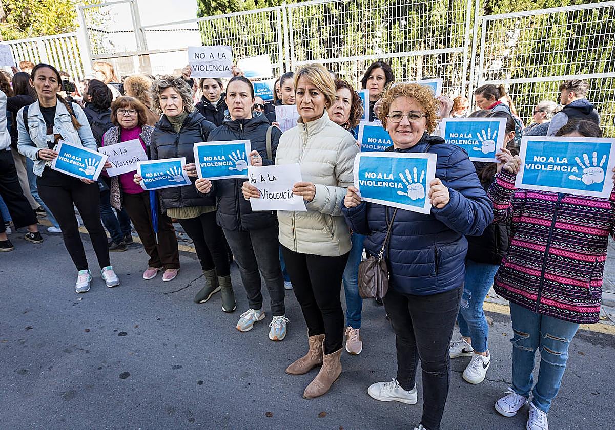 Madres condenando la violencia en las aulas. Con un chaquetón blanco, Pepi Ramírez, que habló en nombre de las demás.