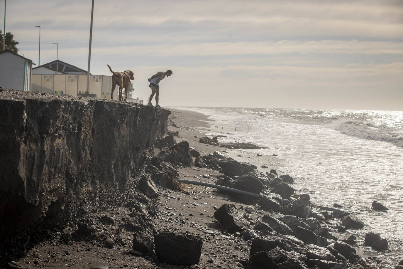 Destrozos en Playa Granada tras el temporal.