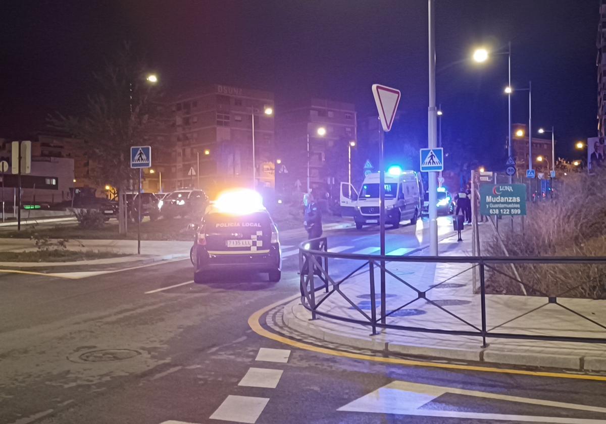 Sanitarios y policía en la atención al herido en la Chana.