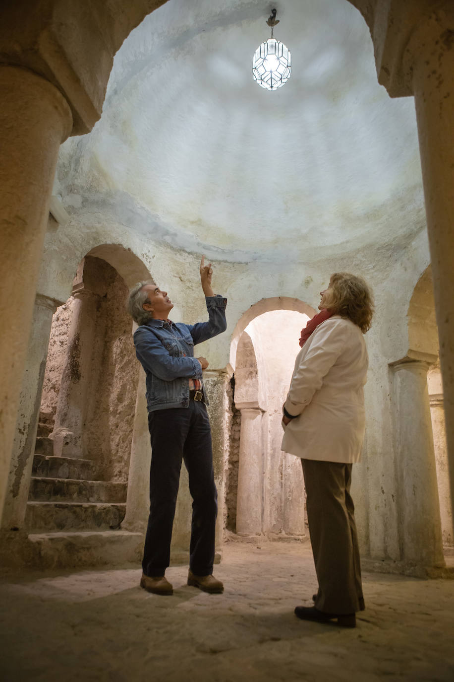 Observando una de las bóvedas.
