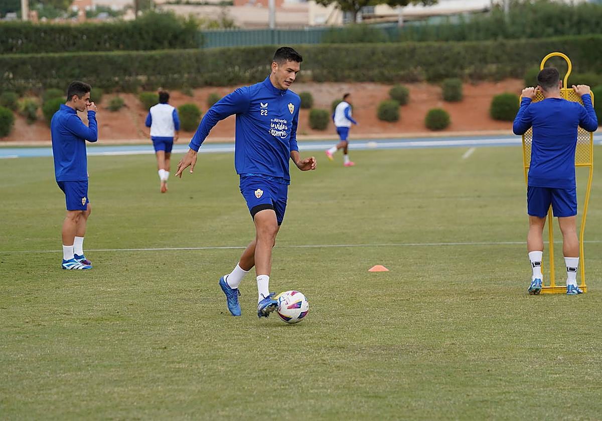 Cèsar Montes conduce el balón en la sesión de este viernes.