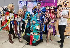 'Cosplayers' caracterizados de personajes de videojuegos online en Ifeja.