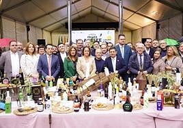 Foto de familia de politicos e invitados a la Fiesta del Primer Aceite de Jaén.