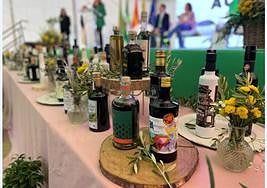 Botellas de aceite temprano en la fiesta celebrada en Linares.