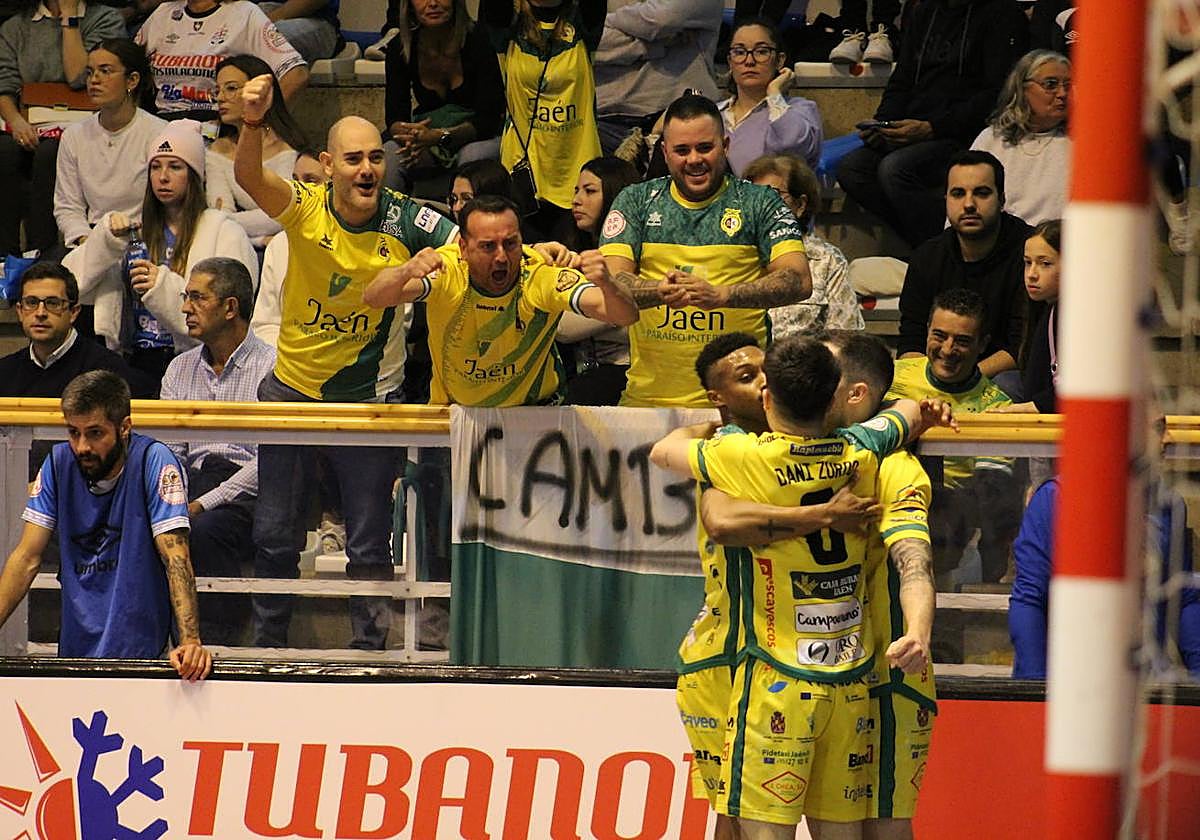 Los jugadores jienenses celebran uno de los goles junto a los aficionados amarillos presentes en tierras gallegas.