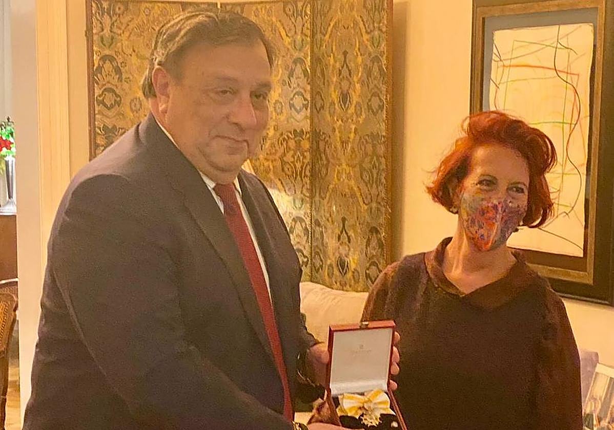 El embajador entrega la Encomienda a Paca Rimbau en Luxemburgo.