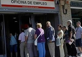 Parados en la oficina de empleo.