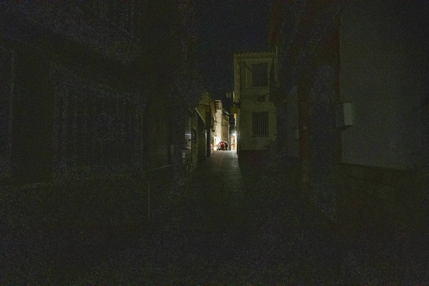 Imagen principal - Los vecinos pasean con la linterna del móvil.