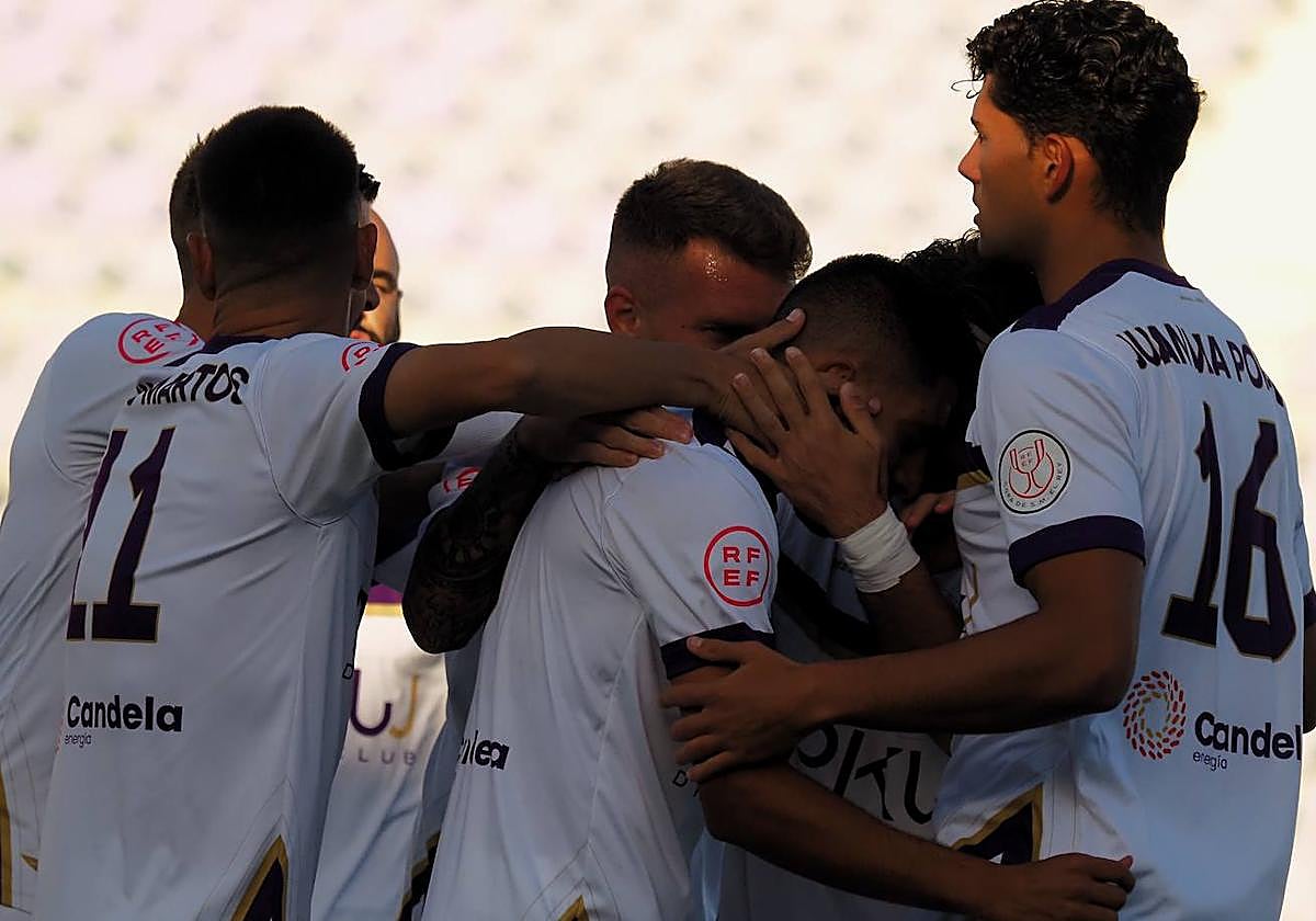 Los jugadores del conjunto de la capital jienense celebran uno de los tantos firmados ante el Málaga City.