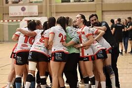 Las roqueteras realizan una arenga previa al encuentro.