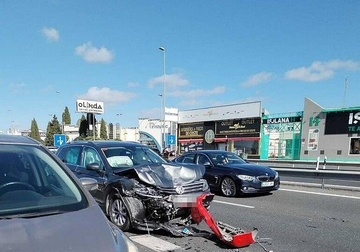 Evacúan a tres heridos tras una colisión a la salida de Granada