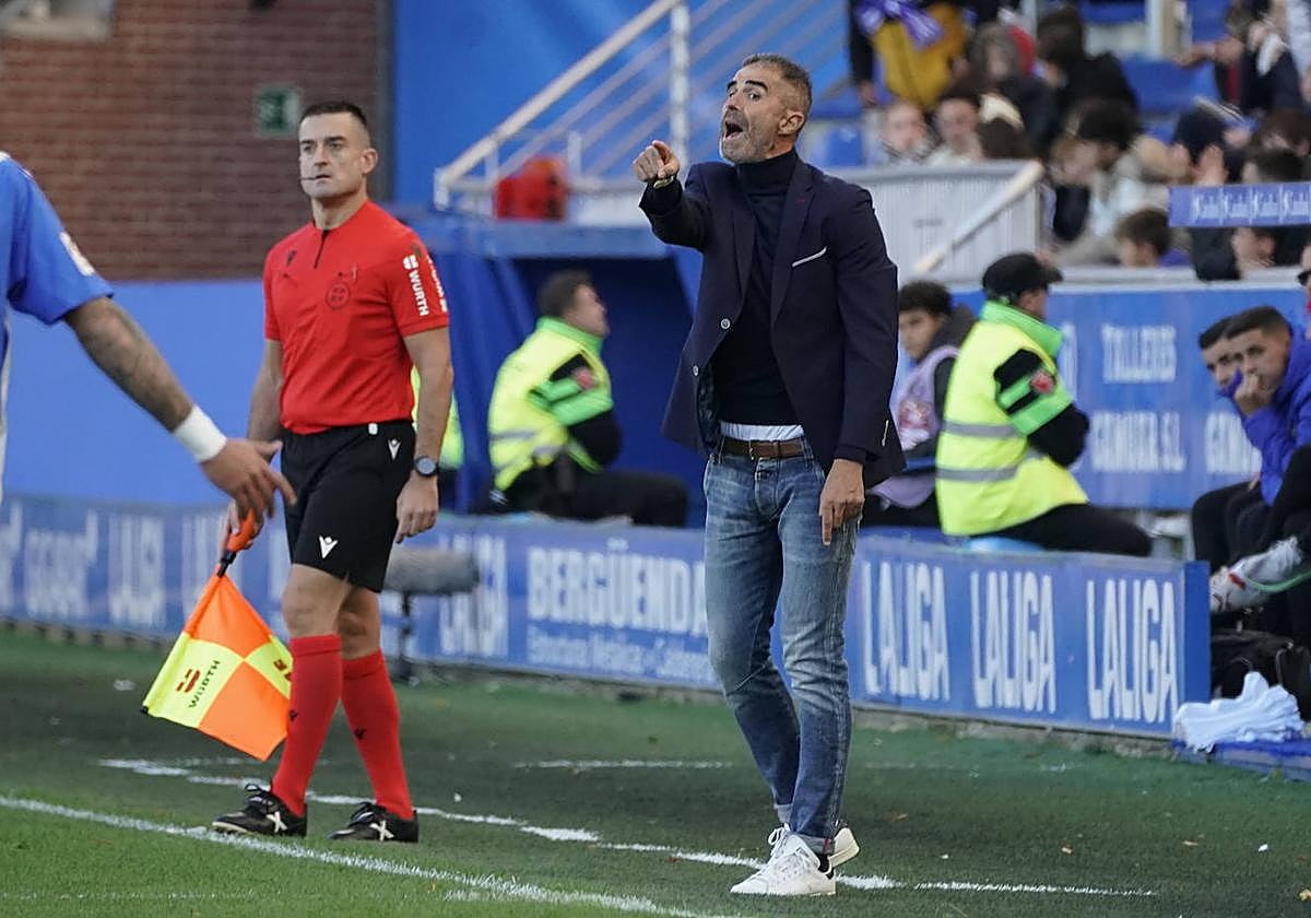 Gaizka Garitano señala una acción que no le gustó durante el partido ante el Deportivo Alavés.