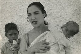 ¿Quién es la joven madre de la imagen viral de una familia de Granada en los años 50?