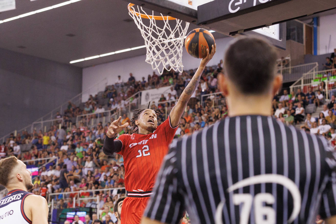 Joe Thomasson entra a canasta en el partido contra el Baskonia.