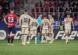 Mateo Busquets Ferrer escucha las indicaciones que le dan desde la sala VOR en El Sadar.